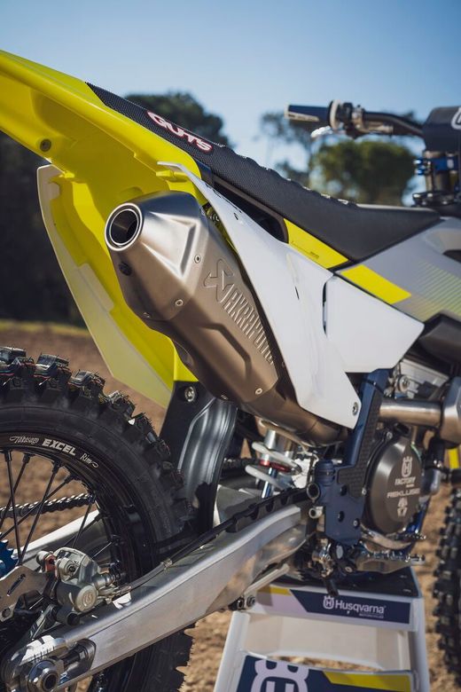 Akrapovič “Racing Line”